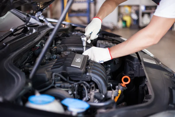 depositphotos_84859334-stock-photo-hands-of-car-mechanic